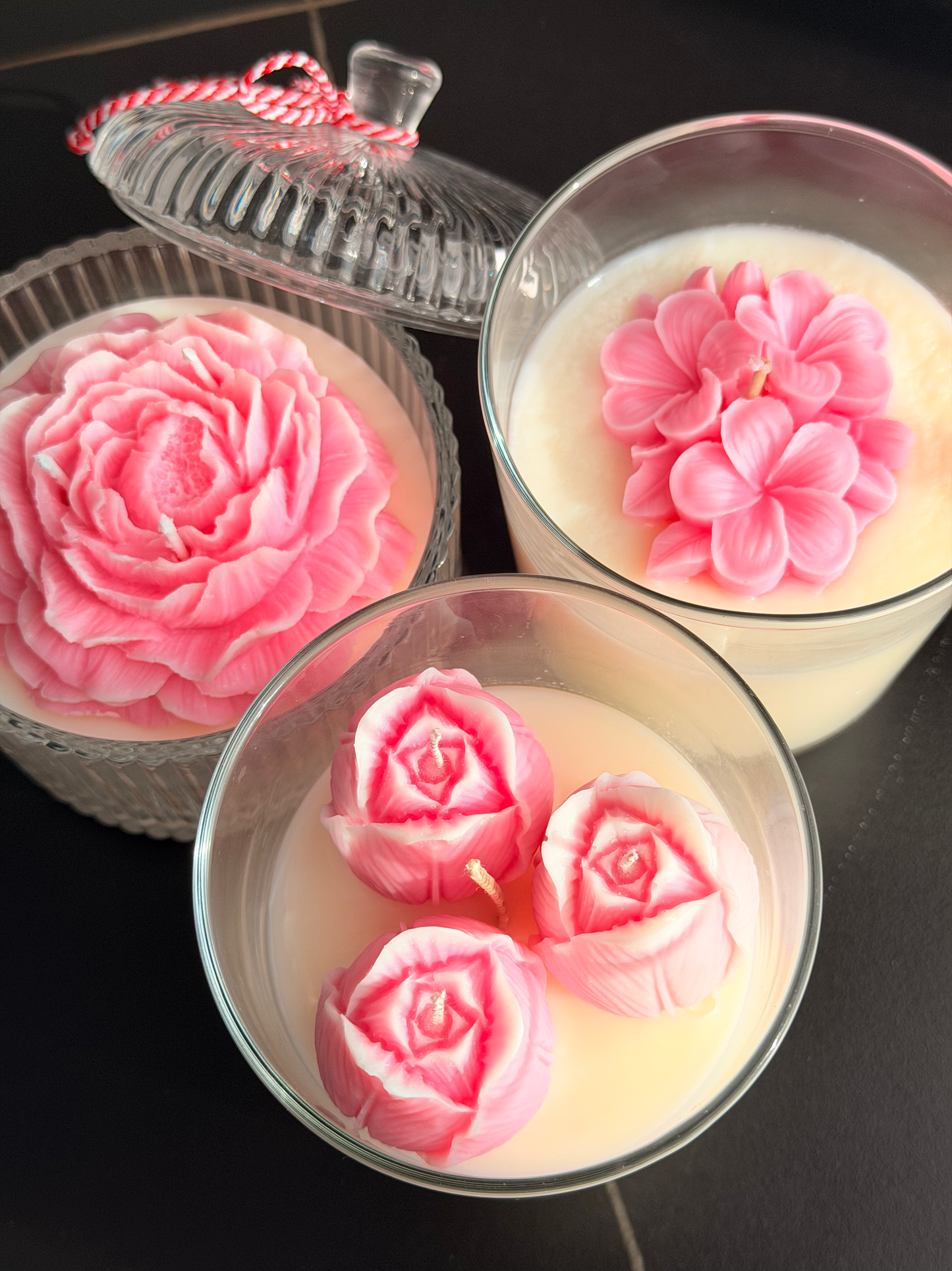 Lumânare Parfumată din Ceară Naturală de Soia în Pahar de Sticlă – Lalele/Buchet flori