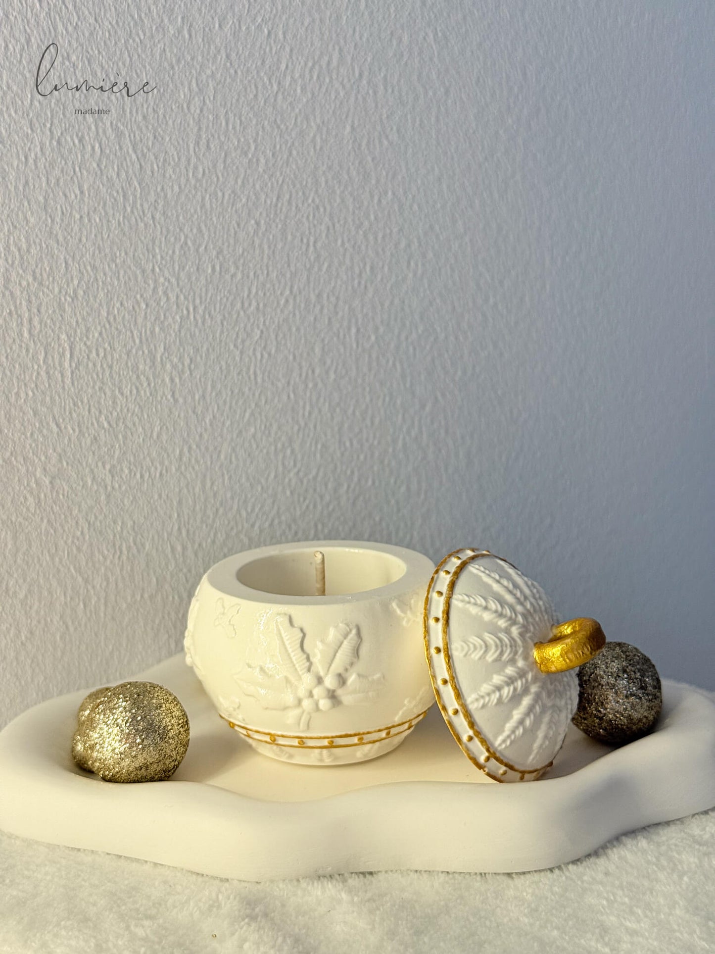 lumanare in glob din ceramica alba cu detalii aurii