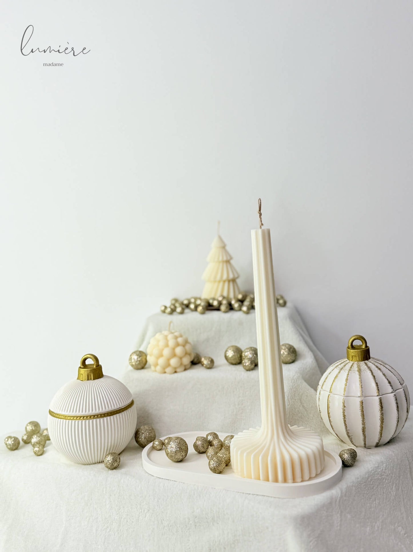 lumanare de design alba mare inalta subtire cu baza de ceara rotunda