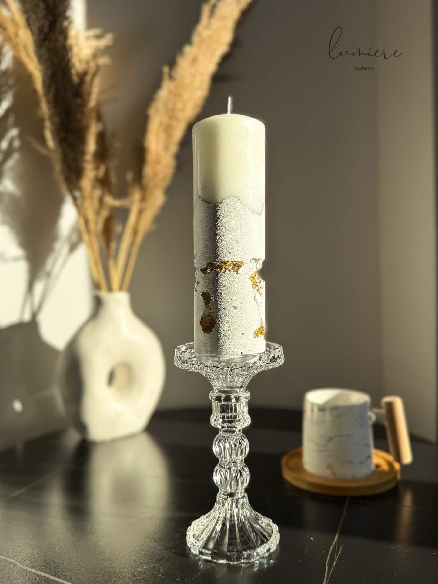Set de lumânări sculpturale albe cu accente aurii aplicate manual, realizate din ciment cu design minimalist.