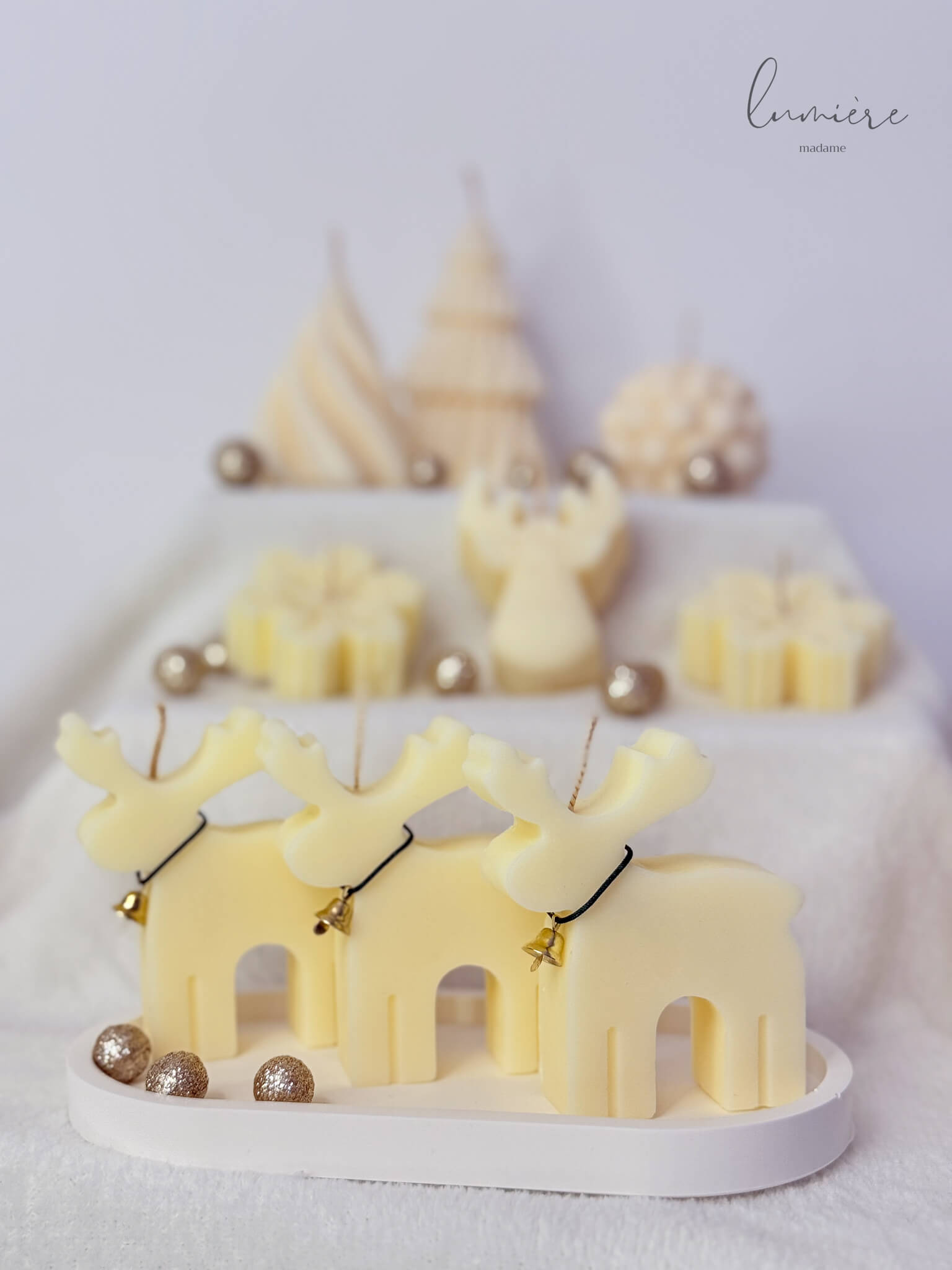 lumanare ren cu clopotel de craciun din ceara de soia parfumata aranjament