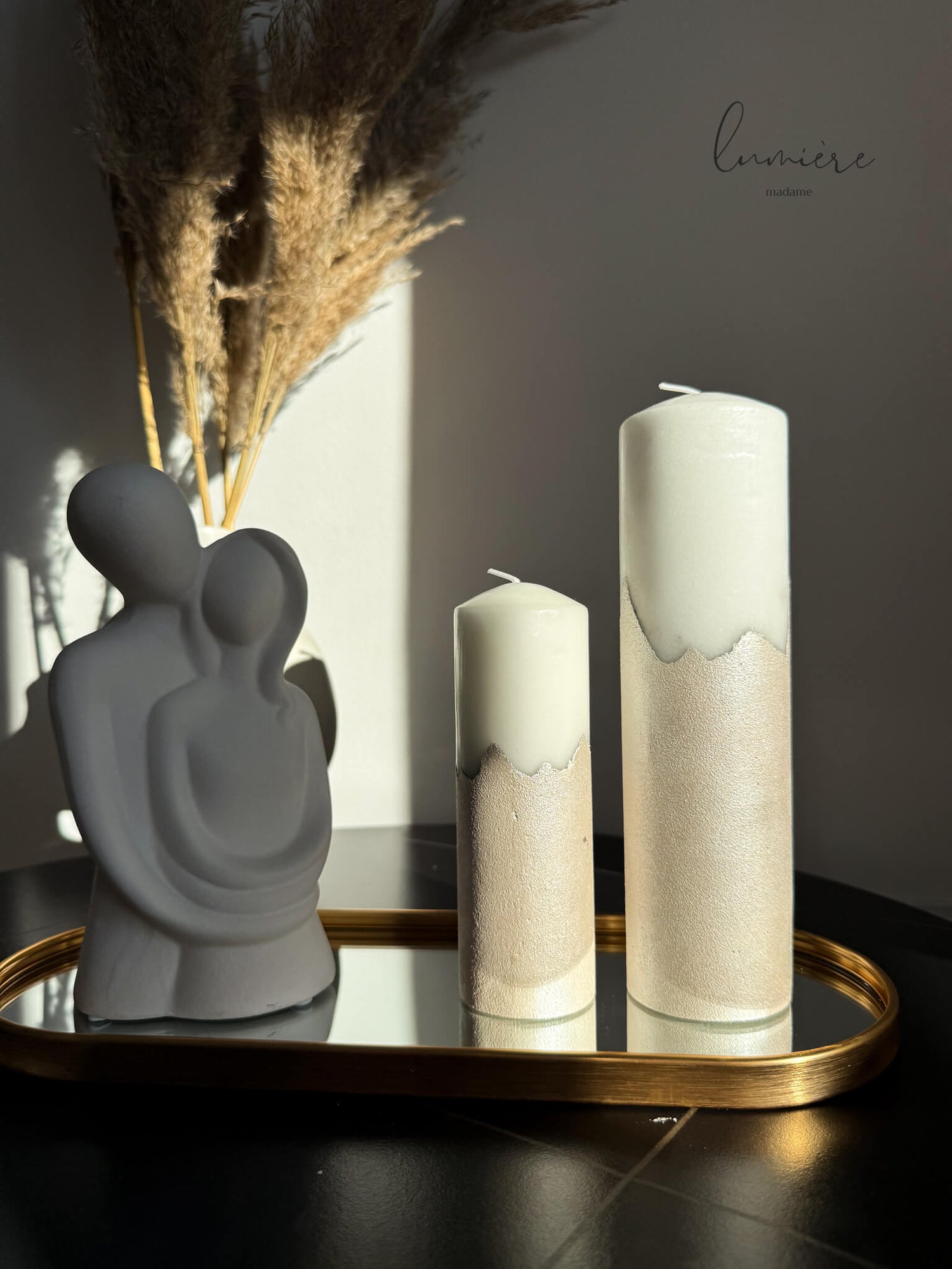 Set de lumânări decorative din ciment sidefat, lucrate manual, design modern alb cu accente metalice.