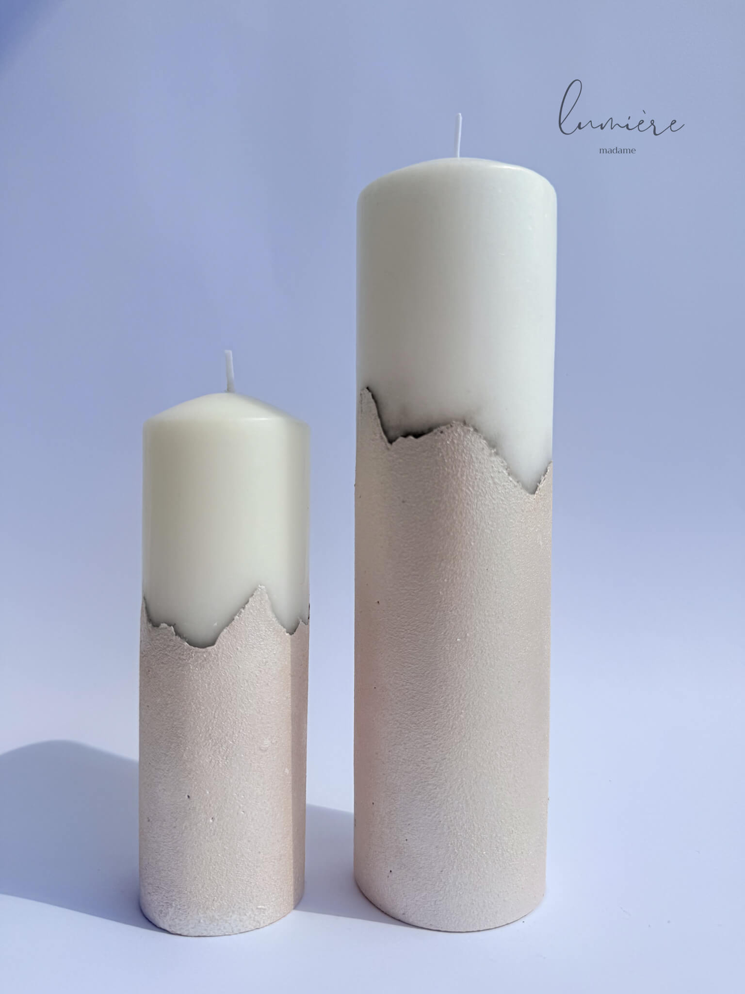 Set de lumânări decorative din ciment sidefat, lucrate manual, design modern alb cu accente metalice.