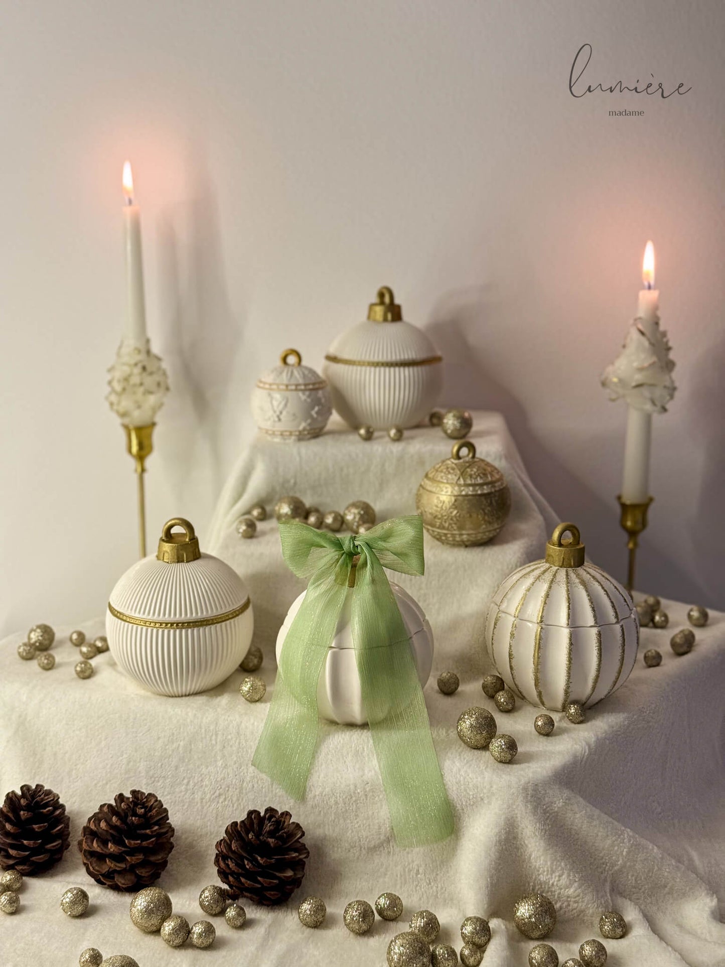 Gama lumanari parfumate în formă de glob ceramic pentru Crăciun