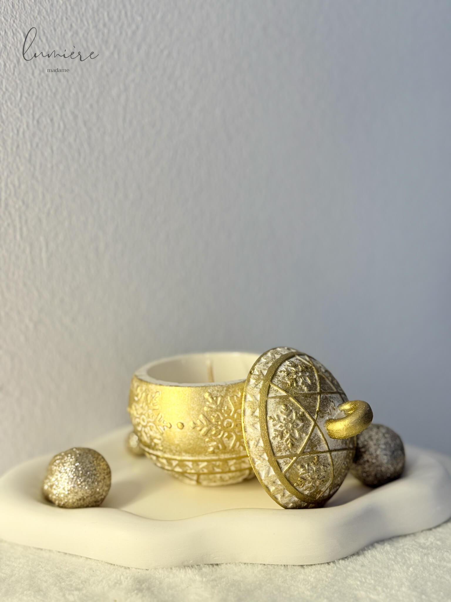 glob ceramic cu ceara de soia cu parfum de craciun ideala pentru cadou de sarbatori 