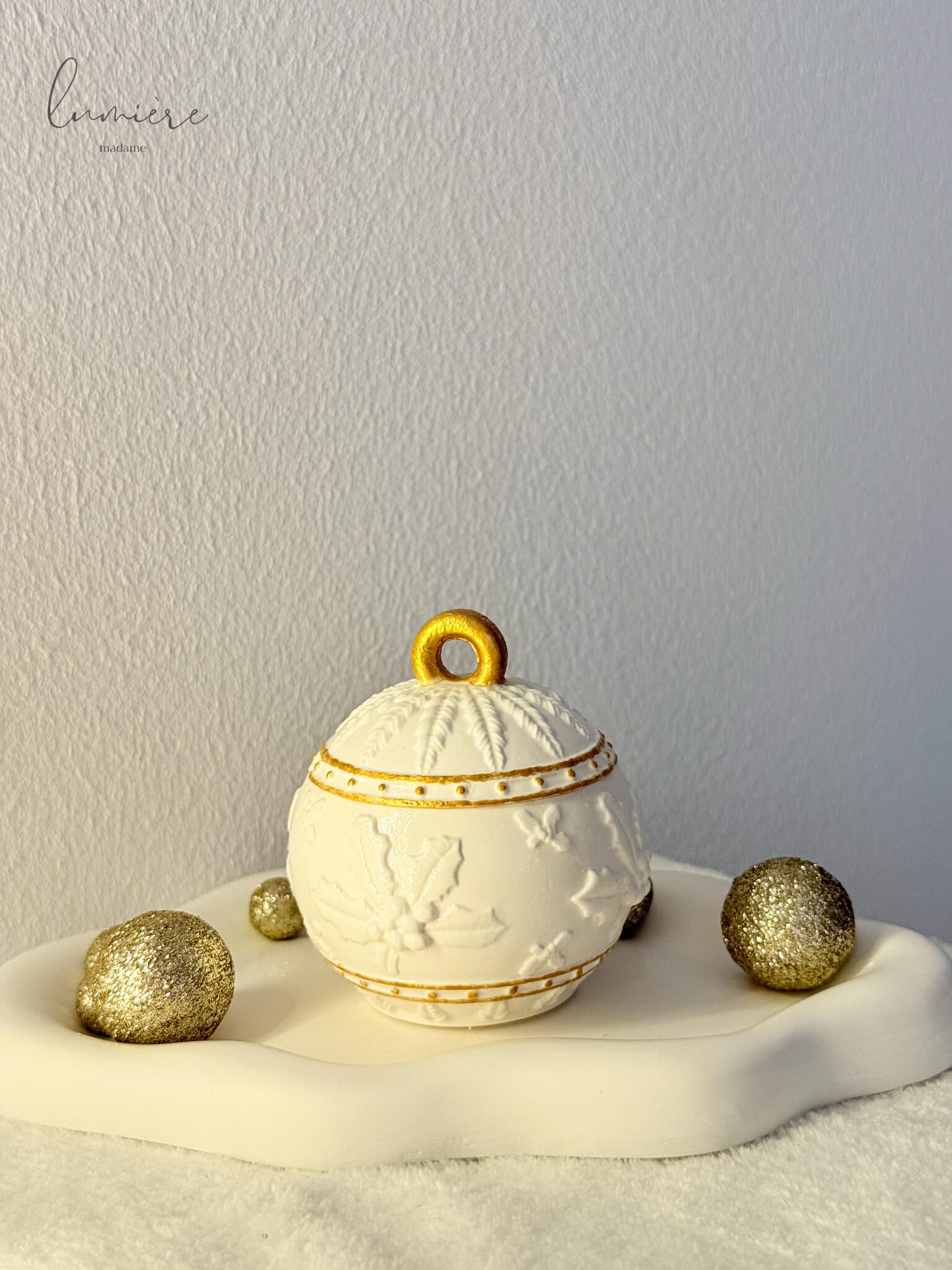 glob ceramic alb cu detalii de craciun si ceara de soia