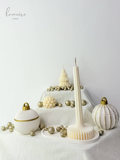 lumanare de design alba mare inalta  subtire cu baza de ceara rotunda 