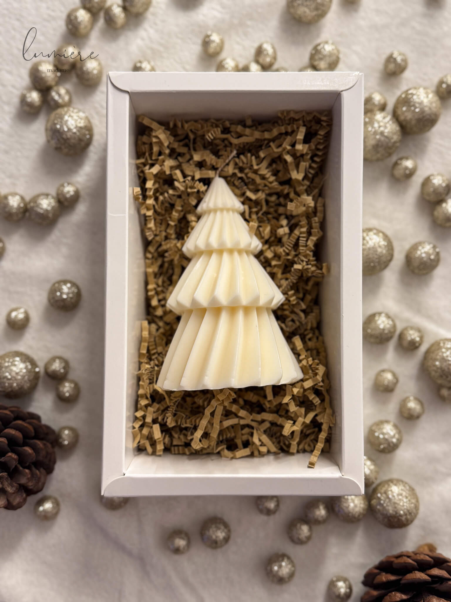 lumanare in forma de brad din ceara de soia