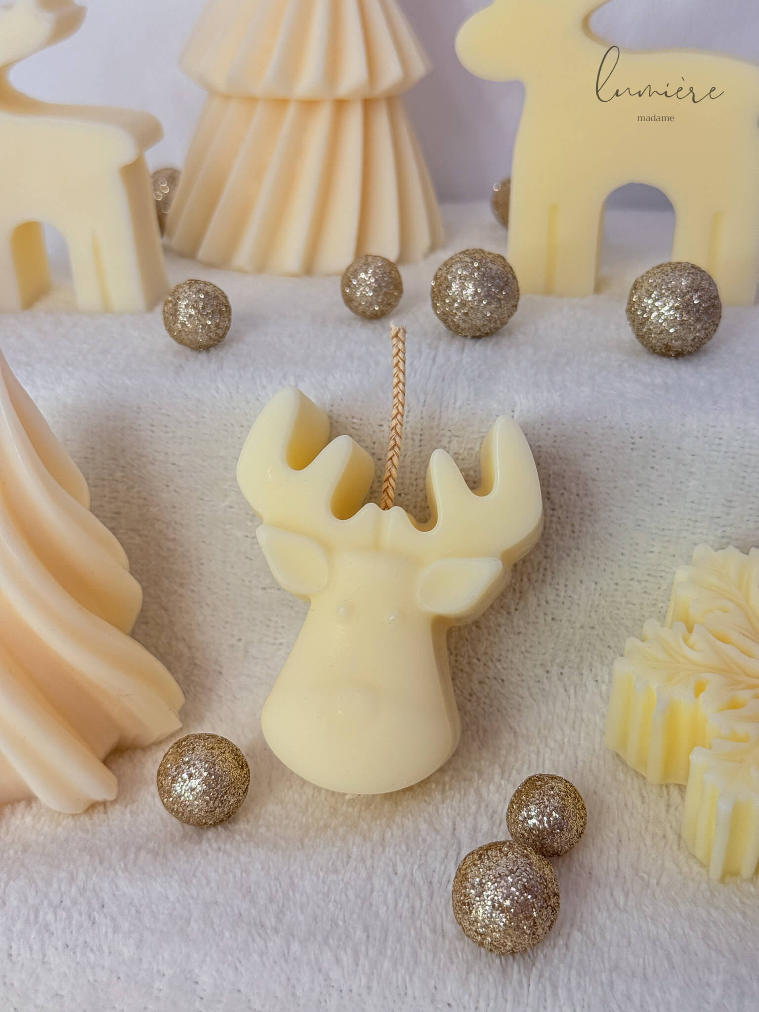 lumanare din ceara de soia  cap de ren parfumata alba 