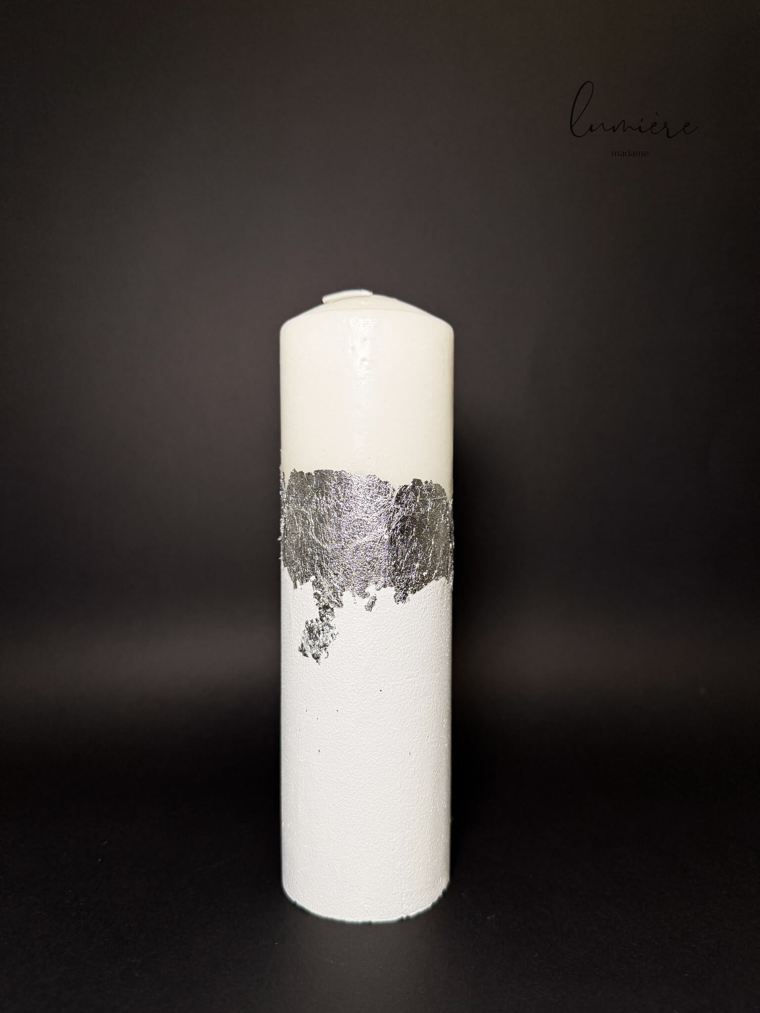 Set de lumânări sculpturale White & Silver, realizate manual din ciment, cu accente argintii și design minimalist.