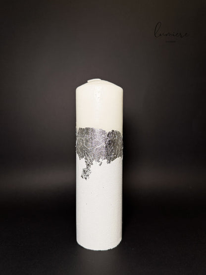 Set de lumânări sculpturale White & Silver, realizate manual din ciment, cu accente argintii și design minimalist.