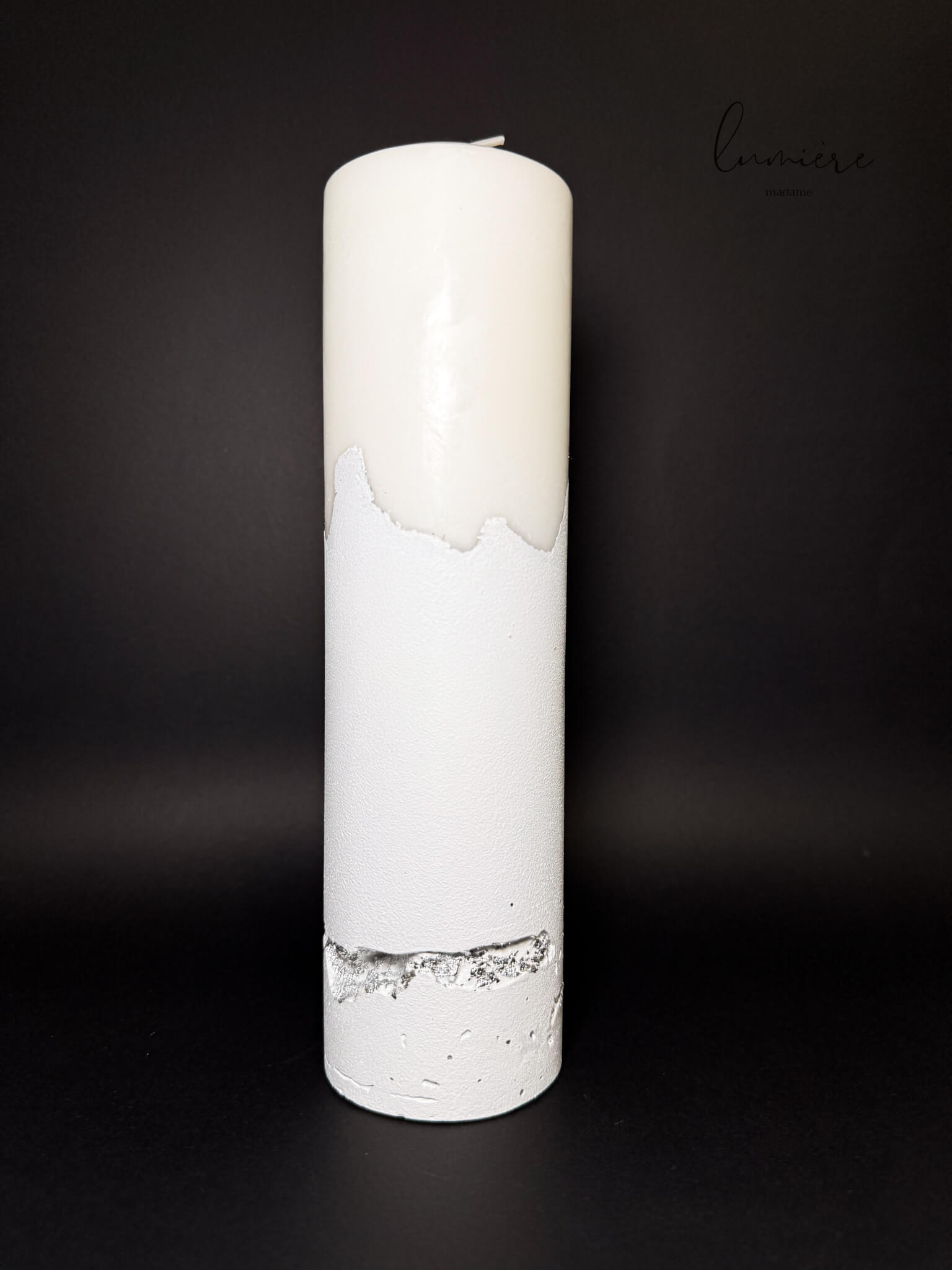 Lumânări elegante albe și argintii pentru decor interior modern