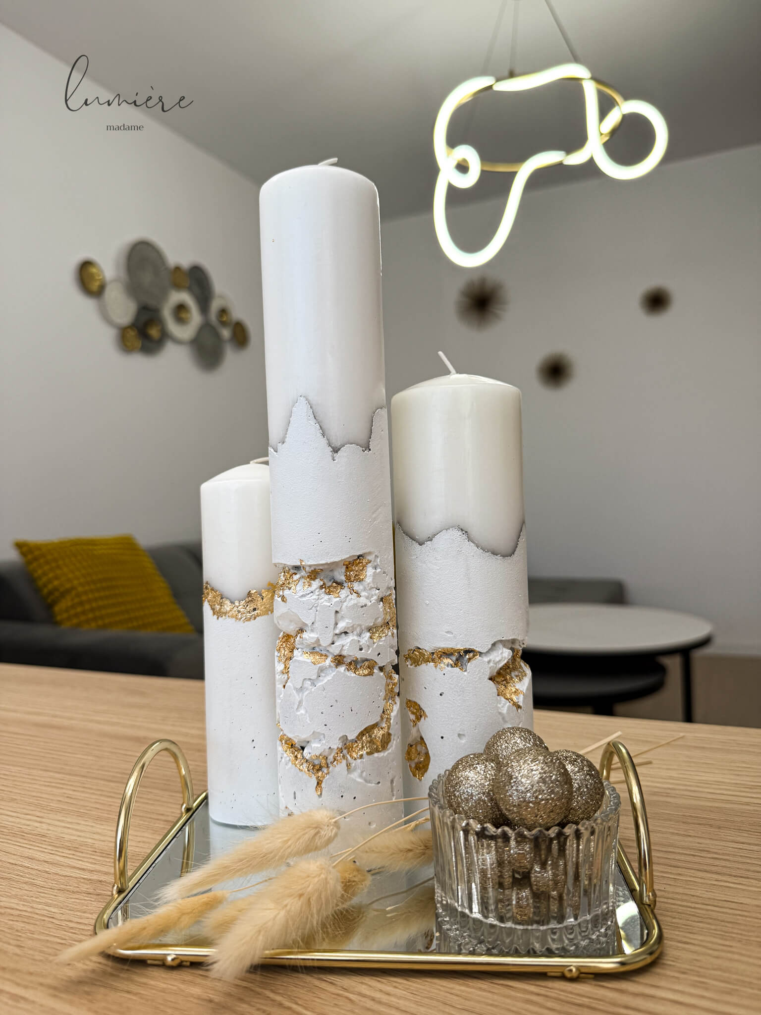 Set de lumânări sculpturale albe cu accente aurii aplicate manual, realizate din ciment cu design minimalist.