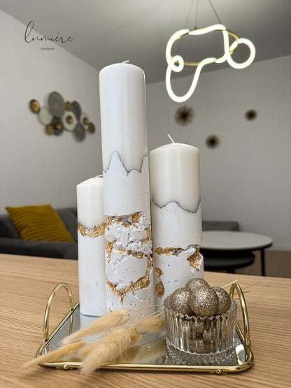 Set de lumânări sculpturale albe cu accente aurii aplicate manual, realizate din ciment cu design minimalist.