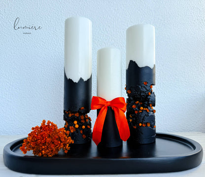 Lumânare Black Ember cu fundiță portocalie decorativă și textură artizanală din ciment.