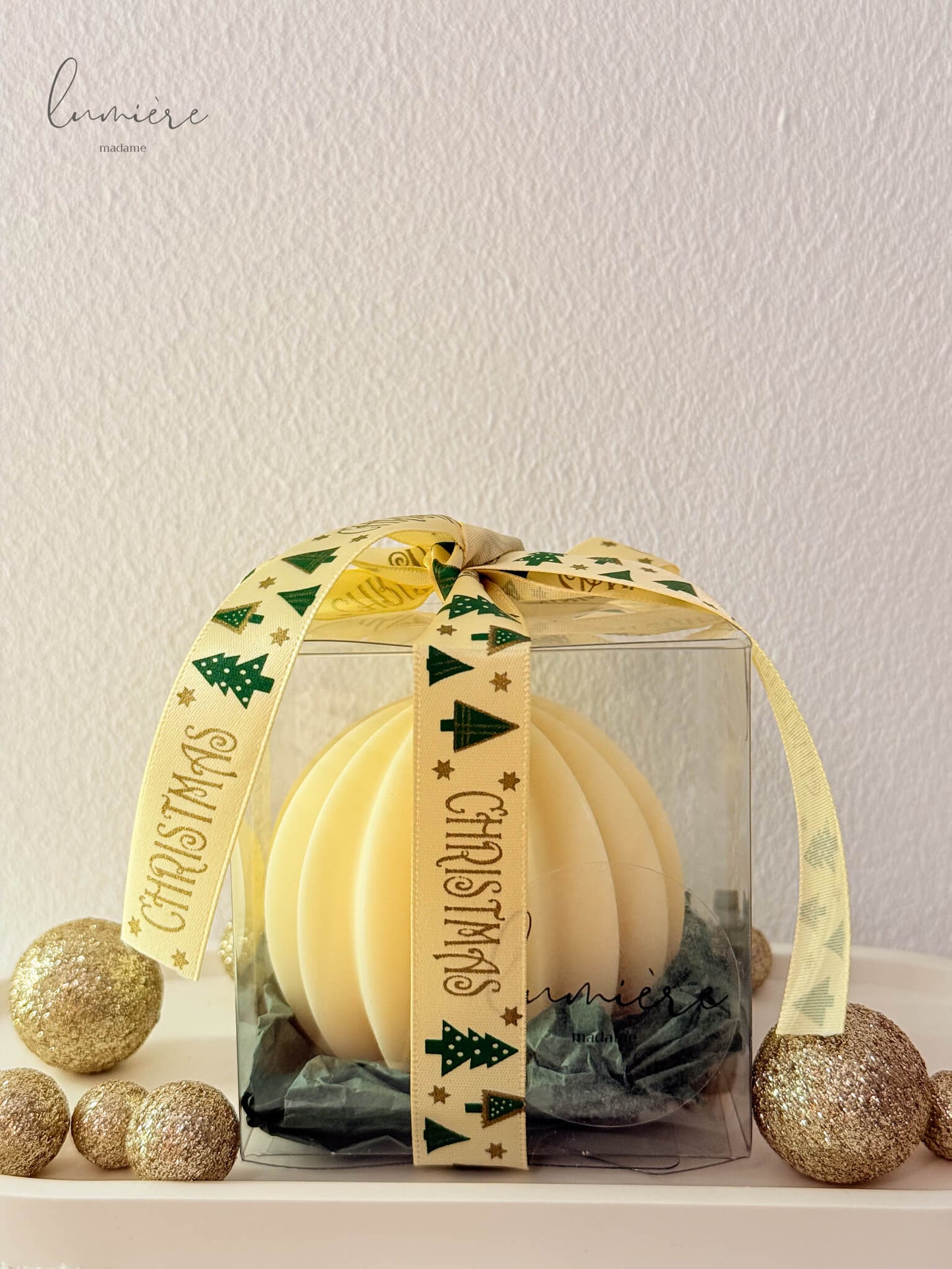 lumanare din soia in forma de glob in cutie de cadou de craciun