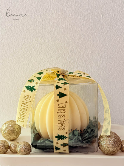 lumanare din soia in forma de glob in cutie de cadou de craciun