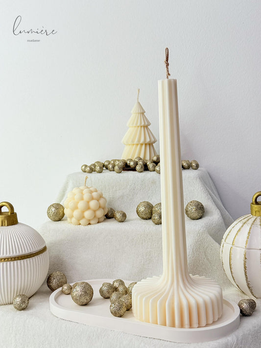 lumanare inalta alba tip sfesnic cu baza din ceara parfumata alba