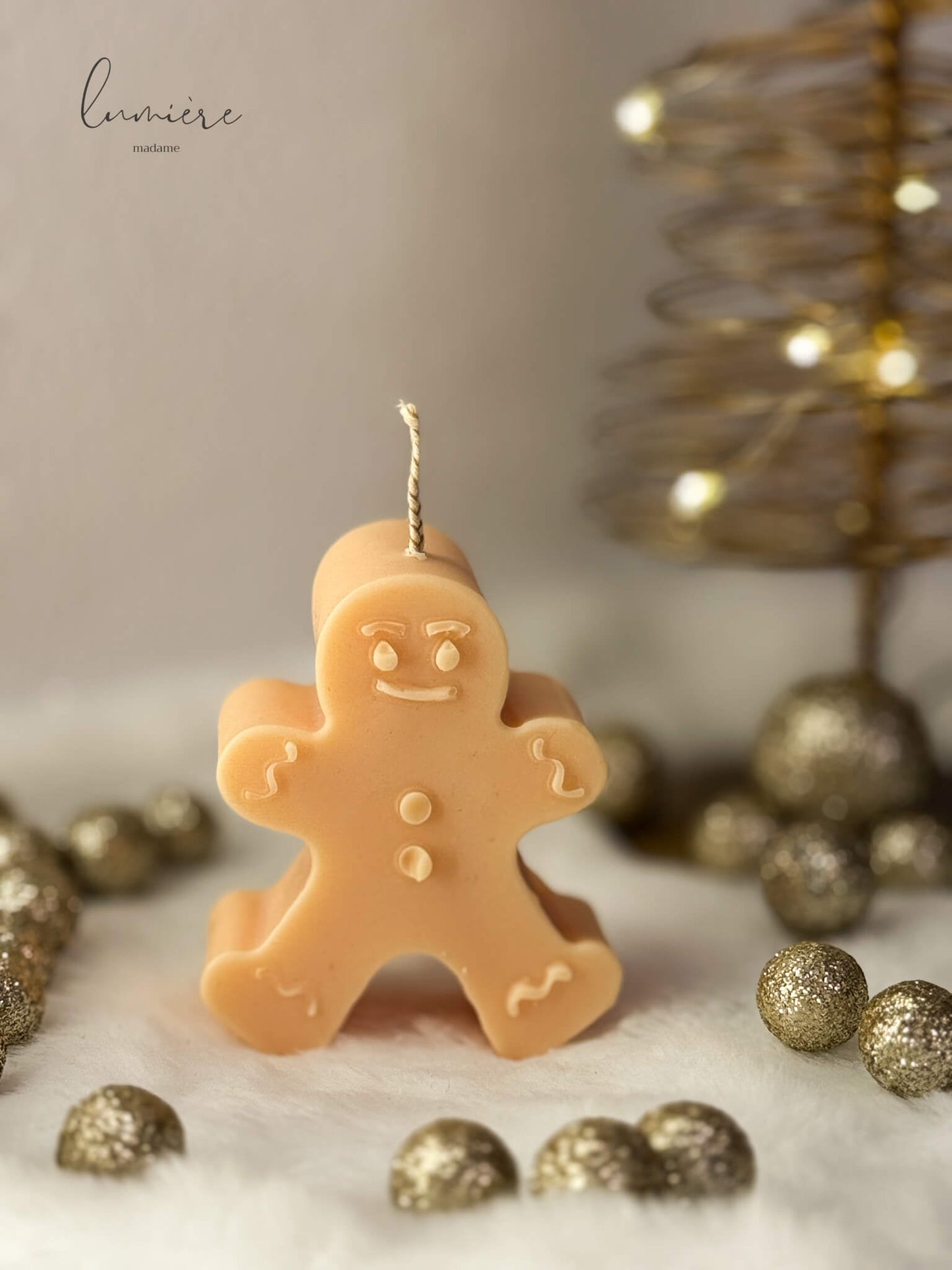 lumanare omulet de turta dulce colorat din ceara de soia parfumata 