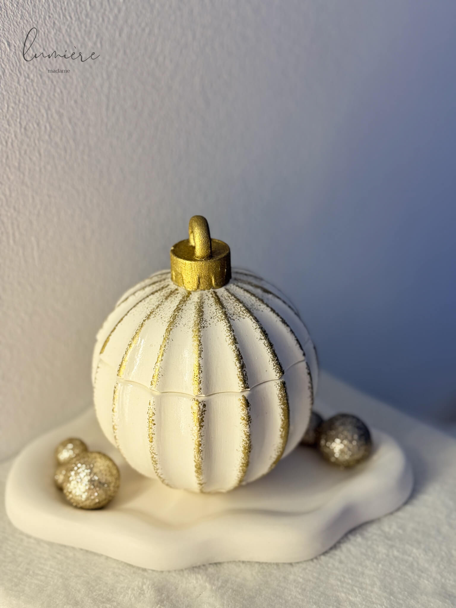 Lumânare în formă de glob ceramic  alb / auriu pentru Crăciun