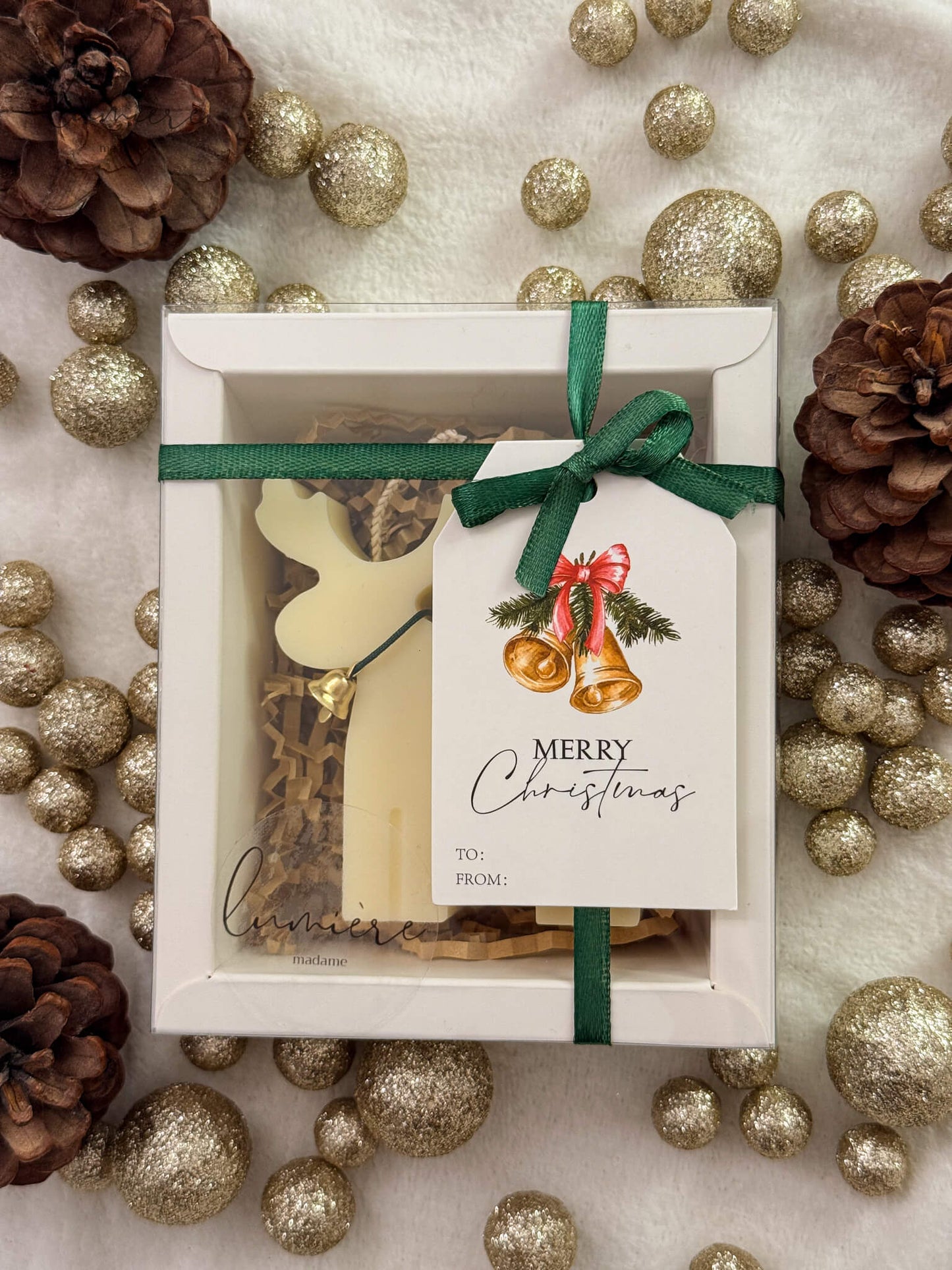 lumanare ren din ceara de soia parfumata cu clopotel in cutie festiva gata de oferit cadou de craciun