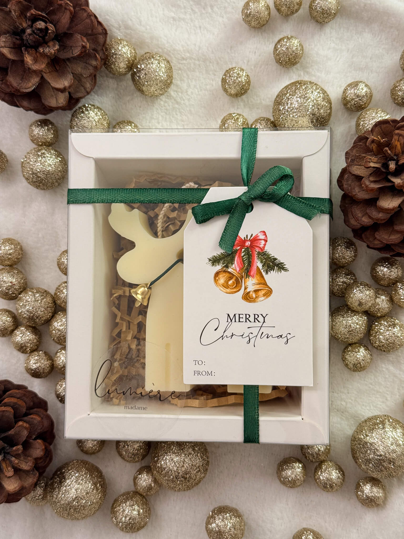 lumanare ren din ceara de soia parfumata cu clopotel in cutie festiva gata de oferit cadou de craciun