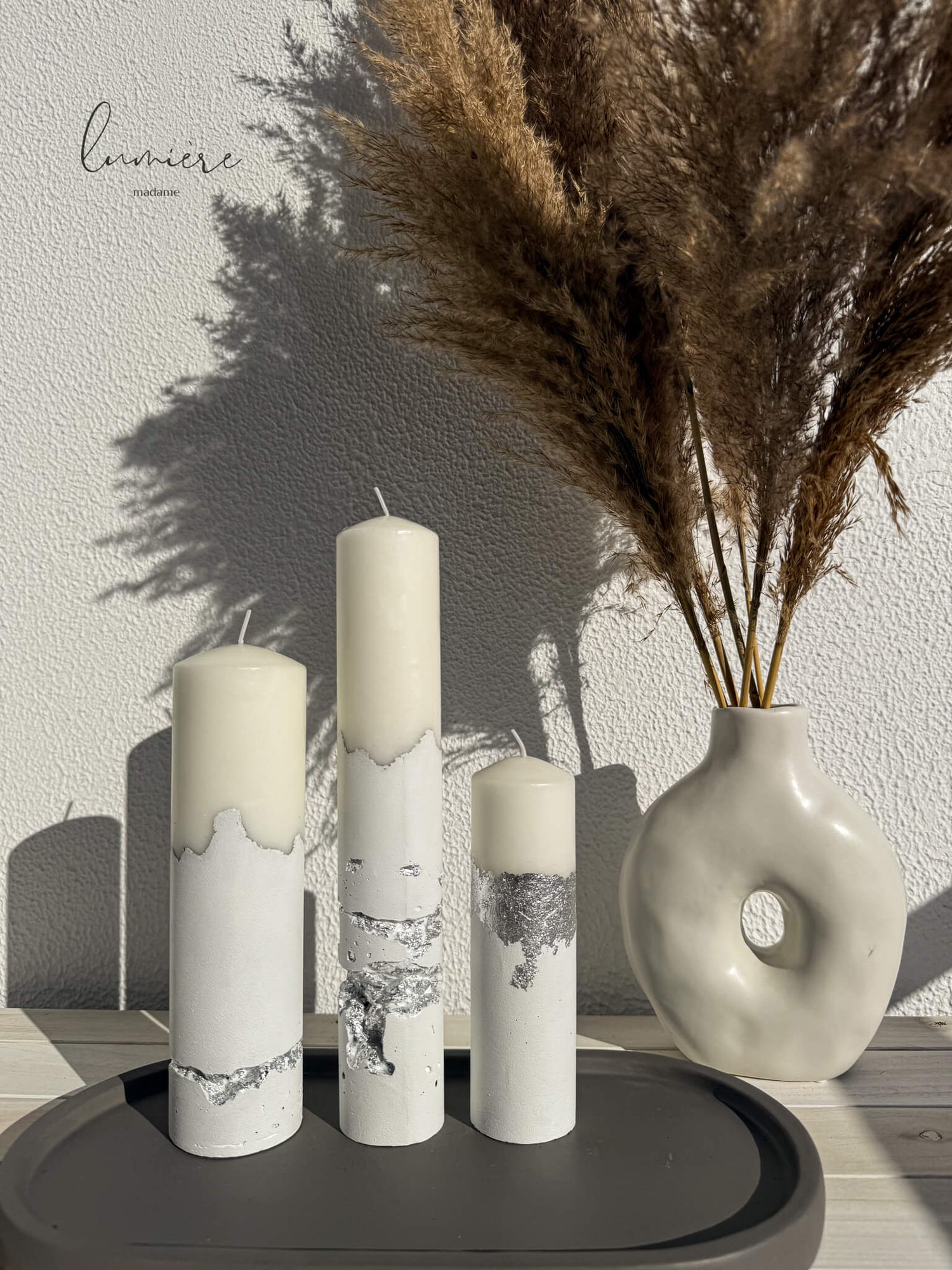 Set de lumânări sculpturale White & Silver, realizate manual din ciment, cu accente argintii și design minimalist.