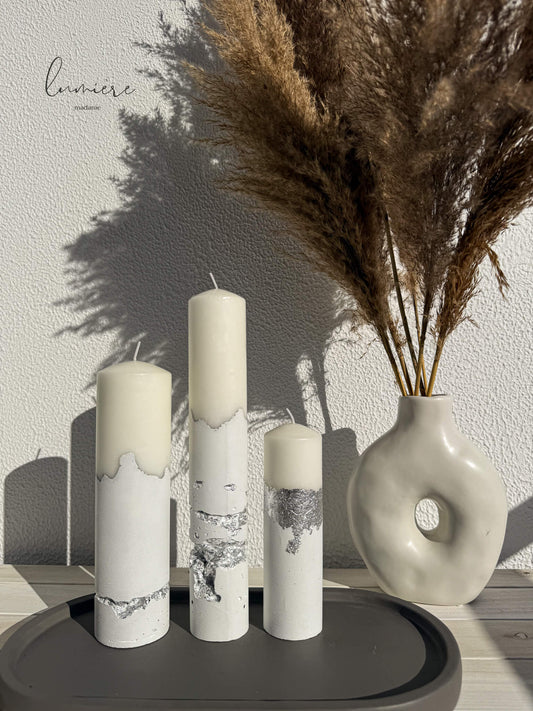 Set lumânări albe cu accente argintii – design handmade White & Silver Artisanal