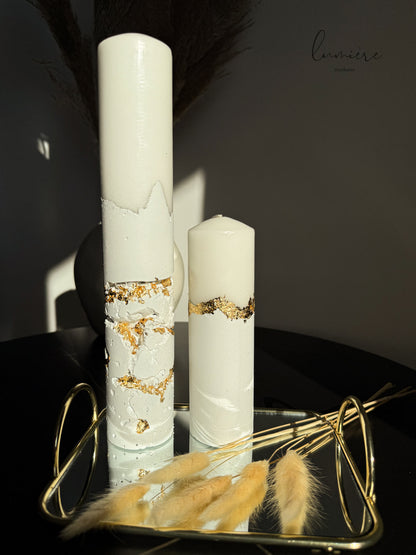 Set de lumânări sculpturale albe cu accente aurii aplicate manual, realizate din ciment cu design minimalist.