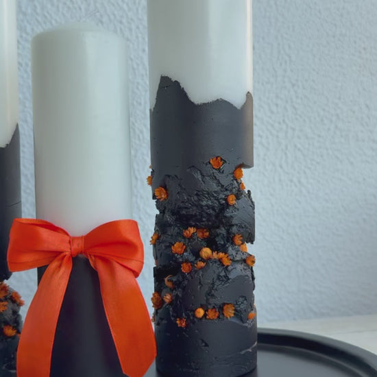 Lumânare Black Ember cu fundiță portocalie decorativă și textură artizanală din ciment.