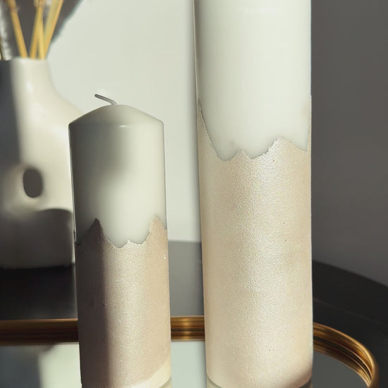 Set de lumânări decorative din ciment sidefat, lucrate manual, design modern alb cu accente metalice.