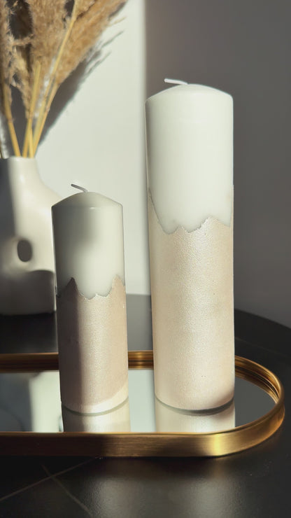 Set de lumânări decorative din ciment sidefat, lucrate manual, design modern alb cu accente metalice.