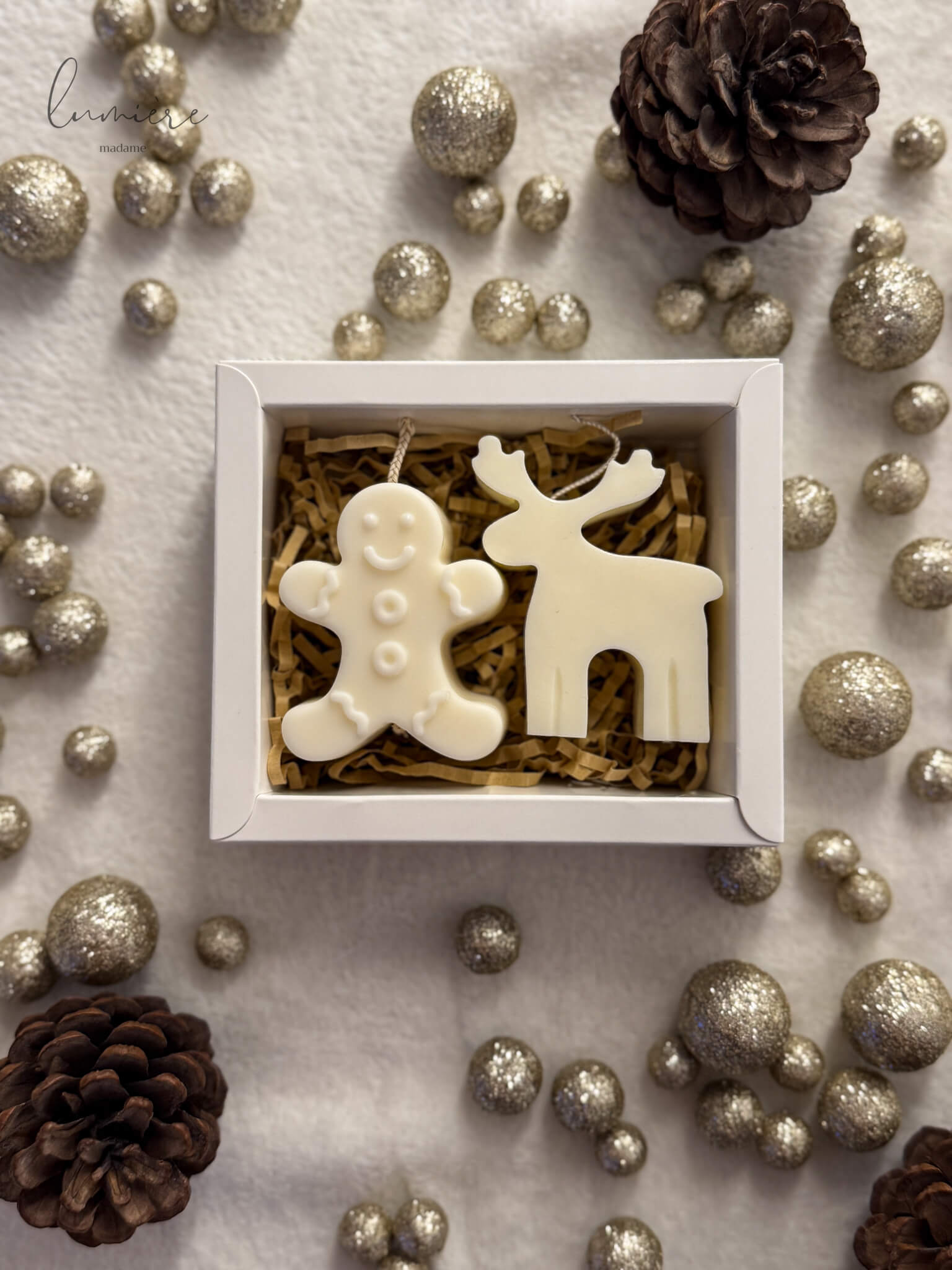 lumanare ren din ceara de soia parfumata cu clopotel in cutie festiva gata de oferit cadou de craciun