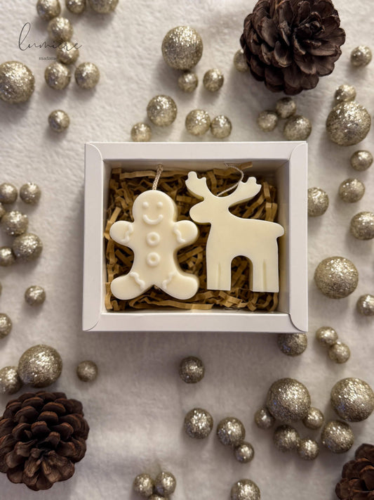 set cu 2 lumanari de craciun din ceara de soia naturala ren si om de turta dulce