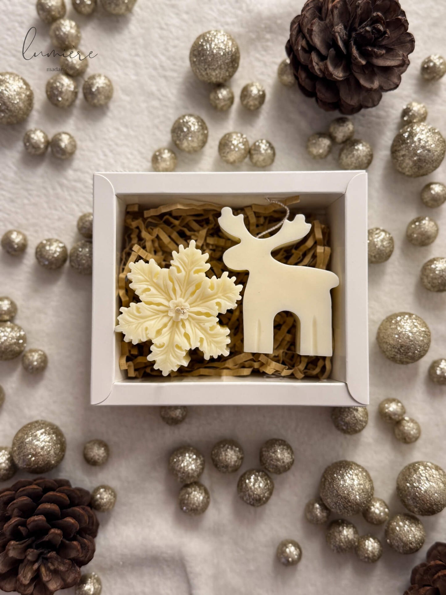 set de 2 lumanari de craciun parfumate ren si fulg de zapada albi 