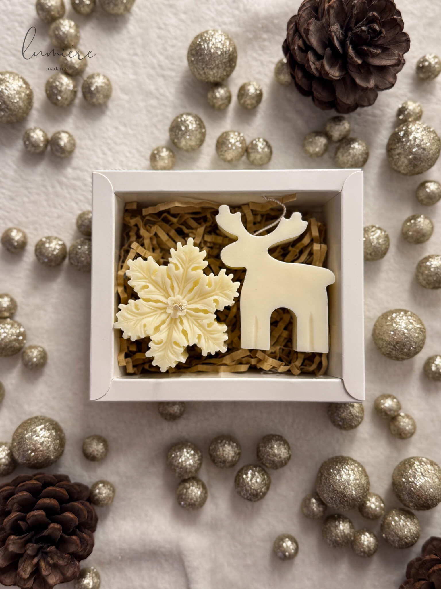 set de 2 lumanari de craciun parfumate ren si fulg de zapada albi 