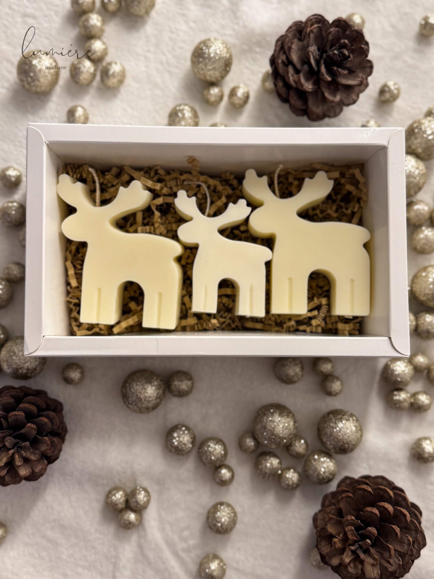 lumanare ren din ceara de soia parfumata cu clopotel in cutie festiva gata de oferit cadou de craciun