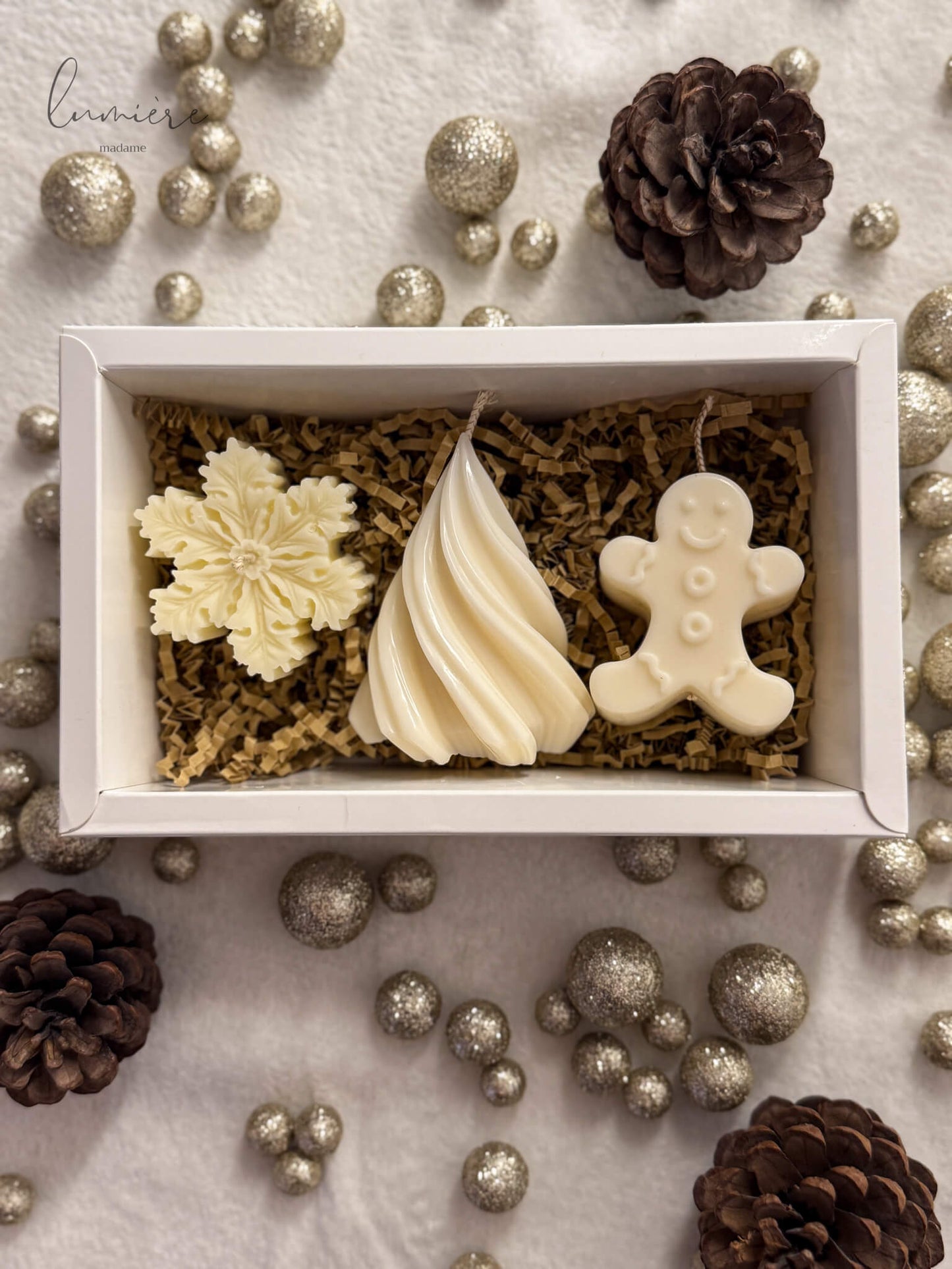 cutie cu set de lumanari de craciun din ceara de soia naturala cu parfum  -fulg de nea, brad, om de turta dulce