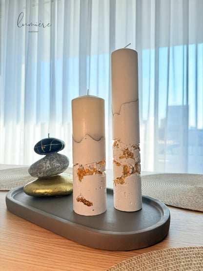 Set de lumânări sculpturale albe cu accente aurii aplicate manual, realizate din ciment cu design minimalist.