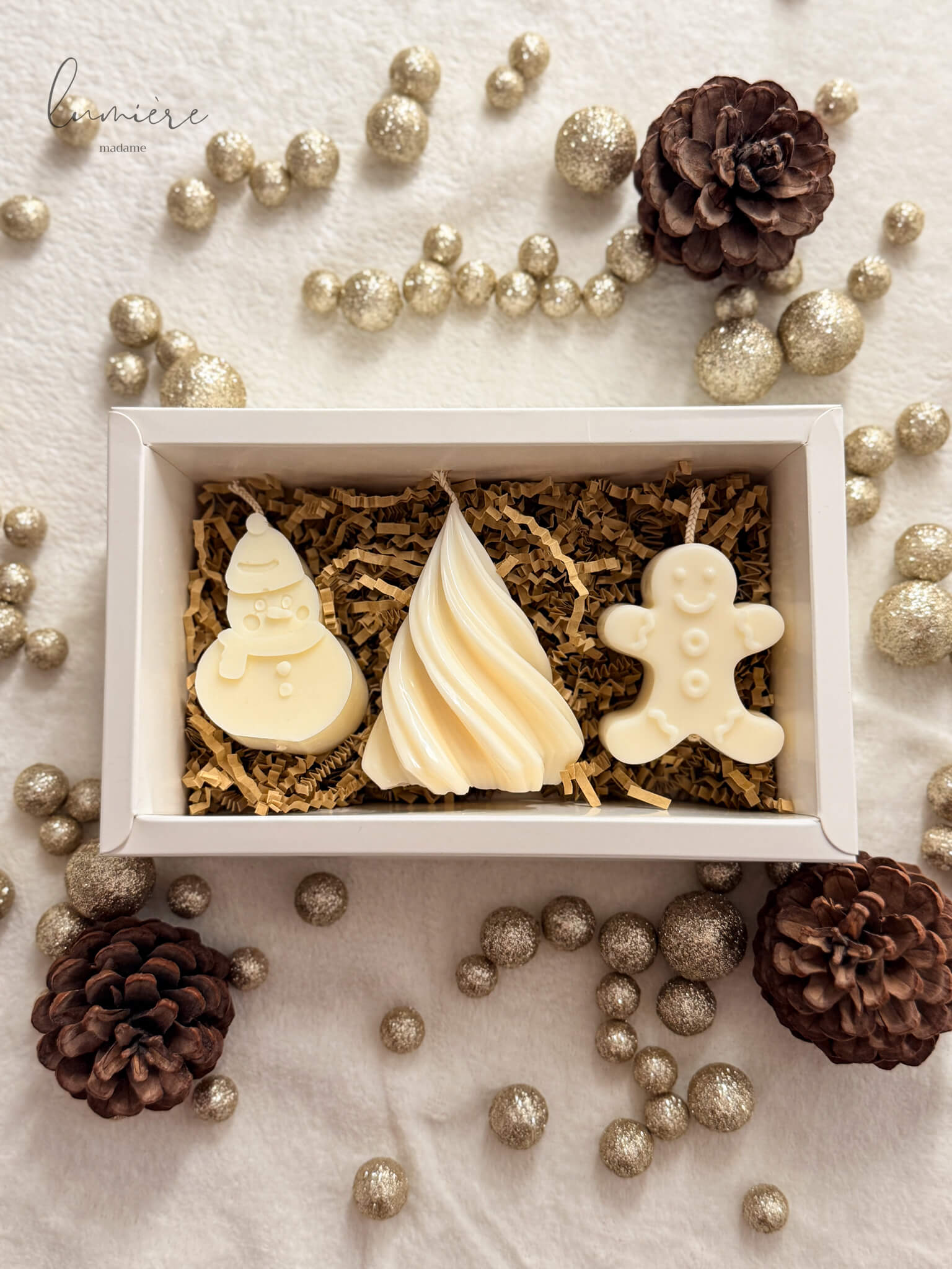 cutie cu set de lumanari de craciun din ceara de soia naturala cu parfum  -fulg de nea, brad, om de turta dulce